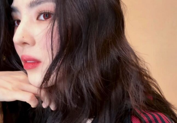 한소희, 레드 렌즈도 찰떡 소화...비현실적인 미모 &apos;AI인 줄&apos;