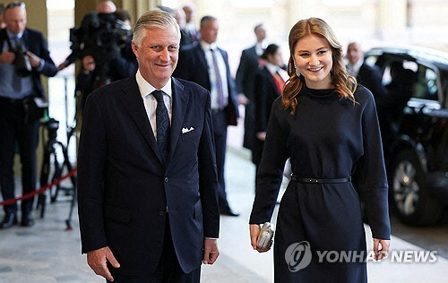 벨기에의 필립 국왕(왼쪽)과 엘리자베트 공주. [사진=로이터 연합뉴스 자료사진]