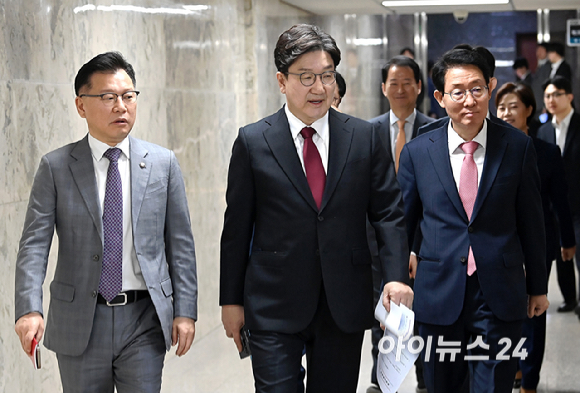 권성동 국민의힘 원내대표, 김상훈 정책위의장, 이양수 사무총장 등 지도부가 25일 오전 서울 여의도 국회에서 열린 원내대책회의에 참석하고 있다. [사진=곽영래 기자]