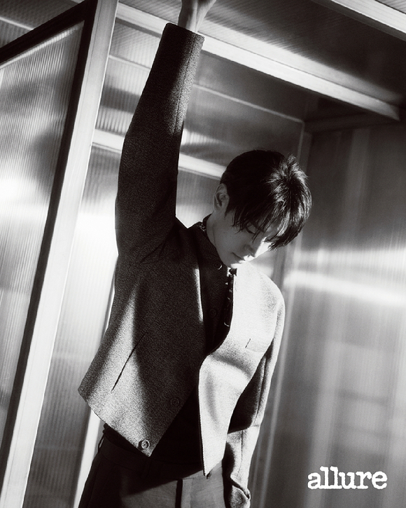 배우 박서함이 화보 촬영에 임하고 있다. [사진=얼루어 코리아]