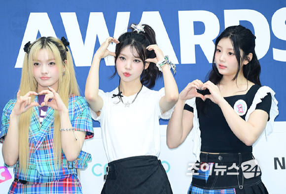 그룹 아일릿(ILLIT)이 22일 오후 서울 송파구 잠실실내체육관에서 열린 '2024 K-WORLD DREAM AWARDS(2024 케이 월드 드림 어워즈)' 블루 카펫에 참석하고 있다. [사진=정소희 기자]