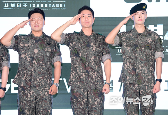 (왼쪽부터)배우 남태우-김동준-김민호-오대환-이현균-이원정이 24일 오후 서울 구로구 신도림동 더세인트에서 열린 ENA 새 월화드라마 '신병4 : 사보타주' 제작발표회에 참석하고 있다. [사진=정소희 기자]