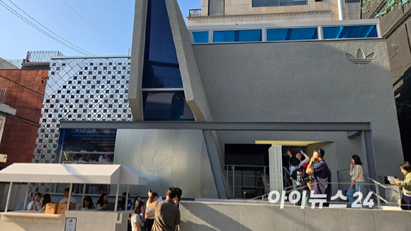 11일 아디다스 오리지널스 도산 플래그십 스토어. 아디다스 대표 의류 뒤로 대형 디지털 스크린이 방문객의 눈길을 사로잡는다. [사진=진광찬 기자]