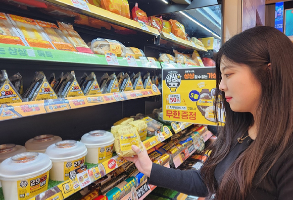 모델이 이마트24 매장에서 PB 제품을 고르고 있다. [사진=이마트24]