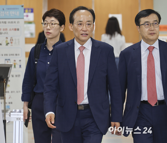 내란 중요임무 종사 혐의로 기소된 추경호 대구시장이 2일 서울 서초구 서울중앙지방법원에서 열린 12차 공판에 출석하고 있다. [사진=곽영래 기자]