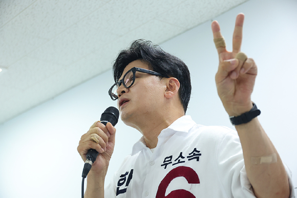 이재명 대통령이 제9회 전국동시지방선거 사전투표 첫날인 29일 서울 종로구 삼청동 주민센터에 마련된 사전투표소에서 투표를 마친 뒤 기표소에서 나오고 있다. 2026.5.29 [청와대통신사진기자단] [사진=연합뉴스]