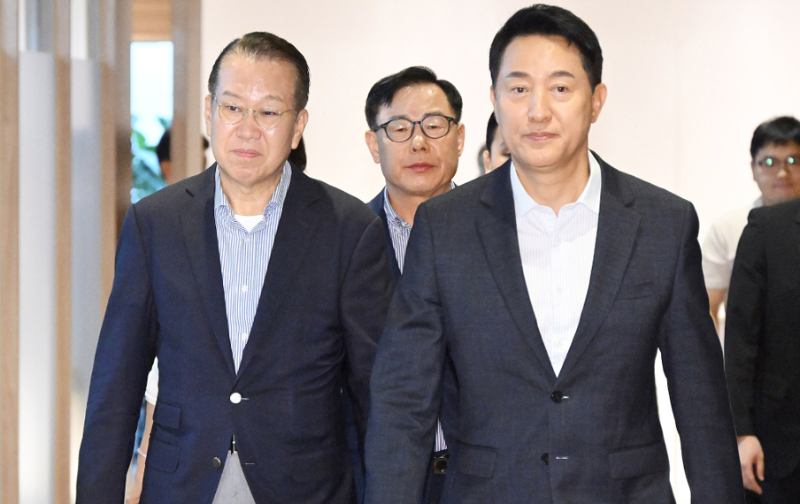 오세훈 서울시장과 국민의힘 권영세 의원이 18일 서울시청 시장 집무실에서 용산공원 및 용산국제업무지구 주택공급 관련 면담을 마친 뒤 백브리핑을 위해 이동하고 있다. 2026.8.18 [공동취재] [사진=연합뉴스]