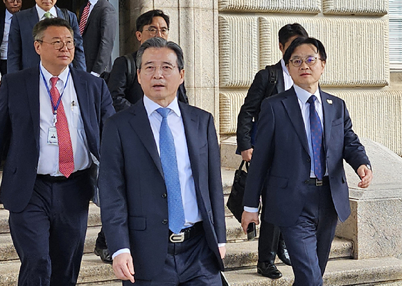 한미가 22일(현지시간) 워싱턴DC에서 무역 합의를 최종 도출하기 위한 막바지 협상을 벌였다. 김용범 대통령실 정책실장이 22일(현지시간) 김정관 산업통상부 장관과 함께 미국 워싱턴 DC에 있는 미 상무부 청사에서 하워드 러트닉 상무장관과 만난 뒤 나서고 있다. 2025.10.23 [사진=연합뉴스]