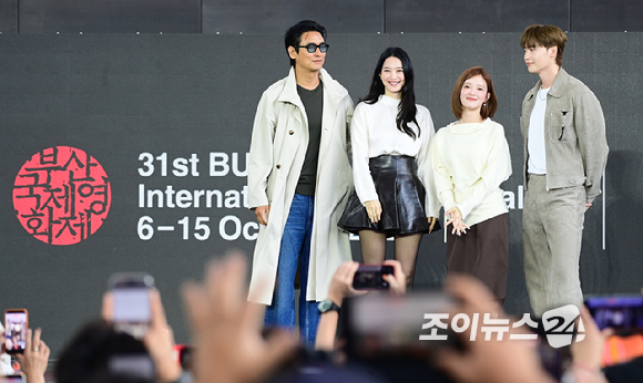 배우 주지훈-신민아-이세영-이종석이 10일 부산 해운대구 영화의전당에서 열린 제31회 부산국제영화제 '재혼 황후' 야외 무대인사에 참석하고 있다. [사진=정소희 기자]
