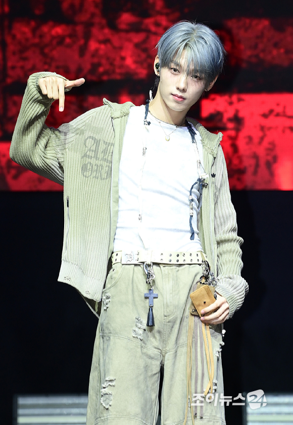 그룹 이븐 이정현이 20일 서울 영등포구 명화아트홀에서 열린 이븐(EVNNE) 첫 싱글 '뱉어 (Backtalk)' 컴백 쇼케이스에 참석하고 있다. [사진=정소희 기자]