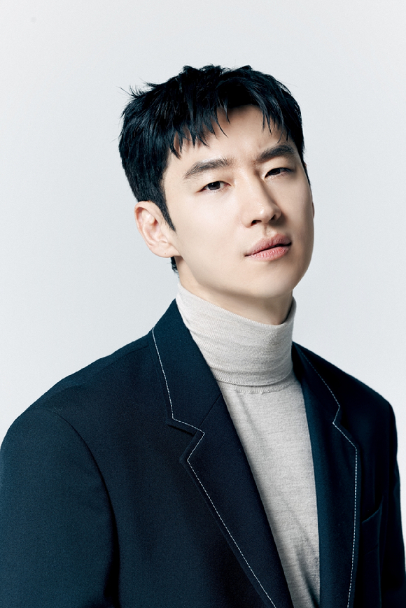 배우 이제훈이 SBS 금토드라마 '모범택시3' 인터뷰에 앞서 포즈를 취하고 있다. [사진=컴퍼니온]