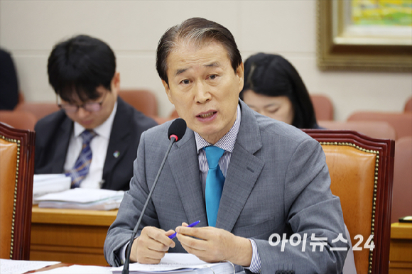 권오을 국가보훈부 장관 후보자가 15일 서울 여의도 국회에서 열린 국회 정무위원회 권오을 국가보훈부 장관 후보자 인사청문회에서 질의에 답변하고 있다. [사진=곽영래 기자]