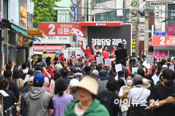 김문수 국민의힘 대선후보가 20일 오후 서울 강서구 남부골목시장 입구에 마련된 유세차량에 올라 연설을 하고 있다. [사진=곽영래 기자]