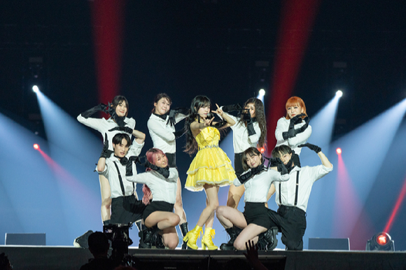 가수 최예나가 지난 10일 일본 지바현 마쿠하리 멧세에서 개최된 '케이콘 재팬 2025(KCON JAPAN 2025)' 엠카운트다운 무대에서 열띤 공연을 펼치고 있다. [사진=CJ ENM]
