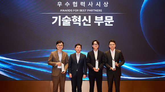 SK하이닉스 곽노정 대표이사 사장이 28일 동반성장협의회 황철주 회장에게 25주년 기념패를 증정한 뒤 함께 기념촬영을 하고 있다. [사진=SK하이닉스]