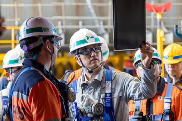 정기선 HD현대 수석부회장이 4일 전남 영암군 HD현대삼호 조선소를 찾아 주요 생산 설비와 고위험 작업 현장을 점검하고 있다. [사진=HD현대]