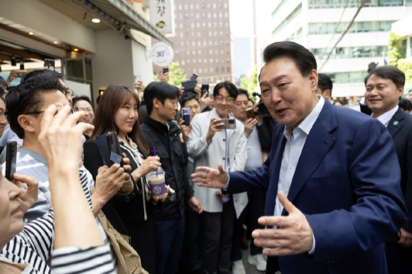 윤석열 대통령이 10일 서울 중구 다동 음식문화거리를 찾아 직장인, 시민들과 인사나누고 있다.  2024.05.10. [사진=대통령실]