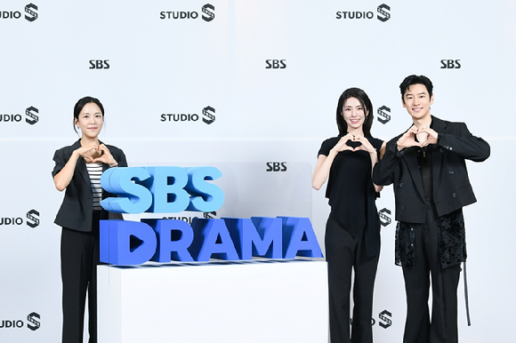 홍성창 스튜디오S 대표, 김기슭 SBS 편성실장이 1일 서울 마포구 호텔 나루 서울 엠갤러리 앰배서더에서 열린 SBS 미디어데이 'SBS DRAMA NEXT EPISODE'(SBS 드라마 넥스트 에피소드)에서 포즈를 취하고 있다. [사진=SBS]