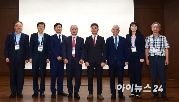 '제5회 아이뉴스24 금융정책포럼'이 '새 정부의 금융정책 방향을 묻는다'를 주제로 19일 서울 중구 은행회관 국제회의실에서 열렸다. (왼쪽부터) 김학균 신영증권 리서치센터장-임일섭 예금보험공사 예금보험연구소장-김진일 고려대학교 경제학과 교수-박동석 아이뉴스24 사장-오갑수 글로벌금융학회 회장-여은정 중앙대학교 경영학부 교수-엄판도 아이뉴스24 편집국장이 기념촬영을 하고 있다. [사진=곽영래 기자]