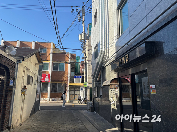 미아사거리역 인근 준신축 빌라(전용 29㎡) 월세가 1년 새 65만원에서 75만~80만원대로 상승하는 등 역세권 빌라를 중심으로 월세 오름세가 가팔라지고 있다. 사진은 성북구 일대의 거리에 들어선 빌라 건물들. [사진=김민지 기자.]