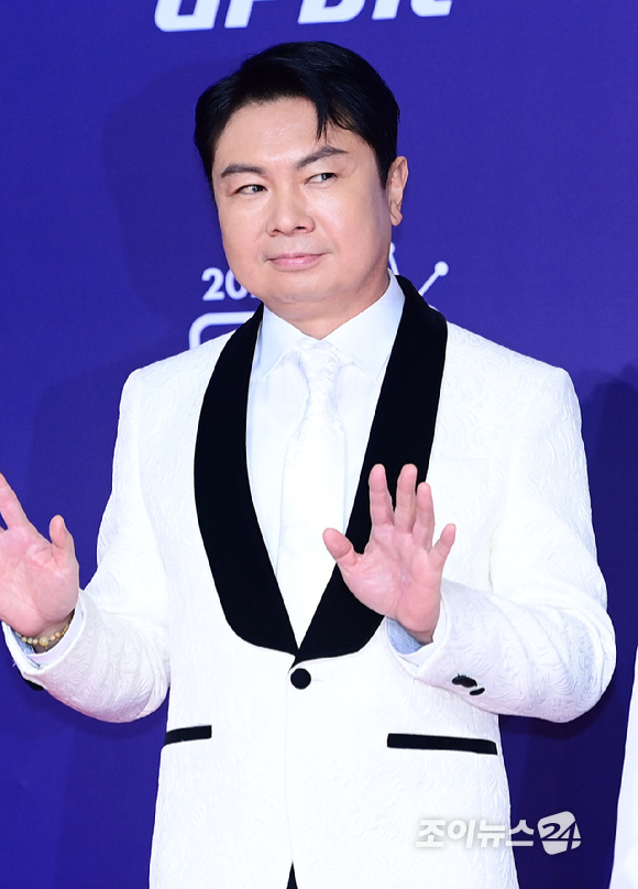 '미운 우리 새끼' 임원희-윤시윤-윤현민이 30일 오후 서울 마포구 상암동 SBS 프리즘타워에서 열린&nbsp;2025 SBS 연예대상&nbsp;레드카펫 행사에 참석하고 있다. [사진=정소희 기자]