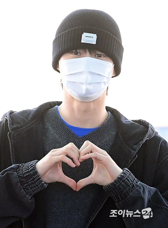 [포토] 변우석, 공항에서 하트