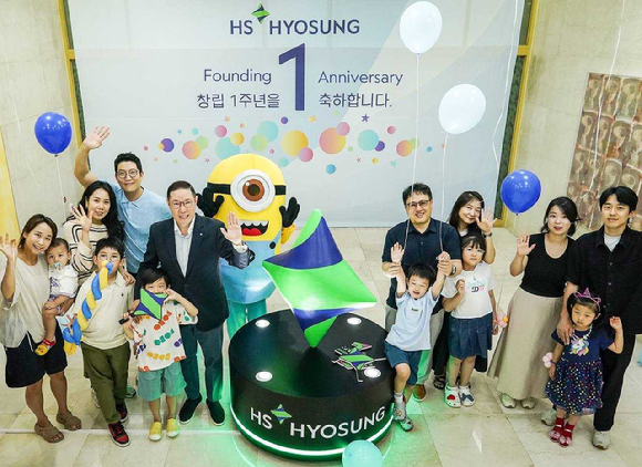 조현상 HS효성 부회장과 임직원 및 자녀들이 창립 1주년 기념식에서 기념 촬영을 하고 있다. [사진=HS효성]