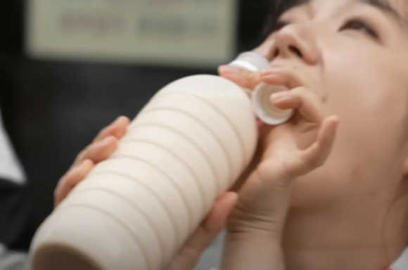 방송인 박나래가 지난달 23일 방송된 MBC '나혼자 산다'에서 콩물을 마시고 있다. [사진=MBC '나혼자 산다' 방송화면 캡처]