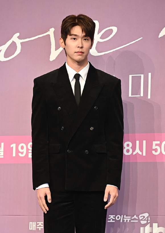 배우 이시우가 18일 서울 구로구 더 링크 서울 호텔에서 열린 JTBC 새 금요시리즈 '러브 미' 제작발표회에서 포즈를 취하고 있다. [사진=곽영래 기자]