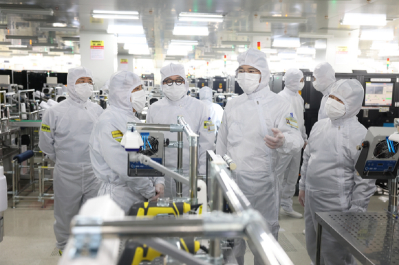 이재용 삼성전자 회장이 지난 22일 베트남 하노이 인근의 삼성디스플레이 법인(SDV)을 방문해 디스플레이 생산 공장을 점검하는 모습. [사진=삼성전자]