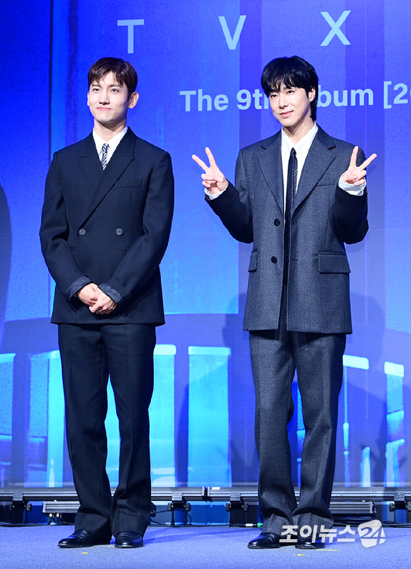 '데뷔 20주년'을 맞은 그룹 동방신기(TVXQ!)가 26일 오후 서울 영등포구 콘래드 서울에서 열린 아홉 번째 정규앨범 '20&2' 발매 기념 기자간담회에 참석하고 있다. [사진=정소희 기자]