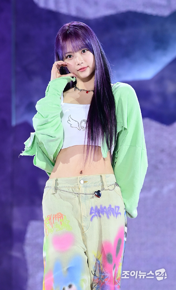 그룹 르세라핌 홍은채가 19일 오후&nbsp;서울시 성북구 안암동 고려대학교 화정체육관에서 열린&nbsp;르세라핌(LE SSERAFIM) 미니 3집 '이지(EASY)' 발매 기념 쇼케이스에 참석하고 있다. [사진=정소희 기자]