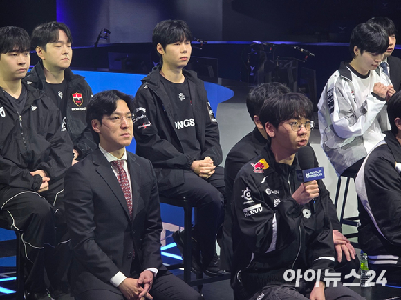 T1의 '도란' 최현준 선수가 7일 서울 종로구 롤파크에서 열린 '2026 LCK컵 미디어데이'에서 기자의 질문에 답하고 있다. 왼쪽은 김정균 T1 감독. [사진=박정민 기자]