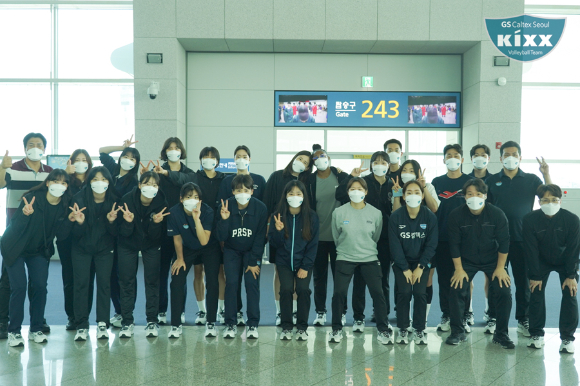 GS칼텍스 선수단이 일본으로 전지훈련을 떠나기 전 인천공항에서 기념촬영을 하고 있다. [사진=GS칼텍스 킥스 배구단]