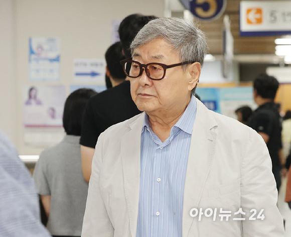 김준기 DB그룹 창업회장이 4일 서울 서초구 서울중앙지방법원에서 열린 '독점규제및공정거래에관한법률위반 혐의' 1차 공판에 출석하고 있다. [사진=곽영래 기자]