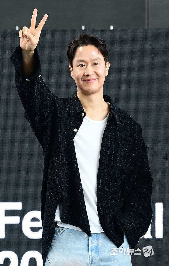 배우 겸 감독 정우가 20일 오후 부산광역시 해운대구 우동 영화의 전당에서 열린 제30회 부산국제영화제(BIFF) '짱구' 오픈토크 행사에 참석하고 있다. [사진=정소희 기자]