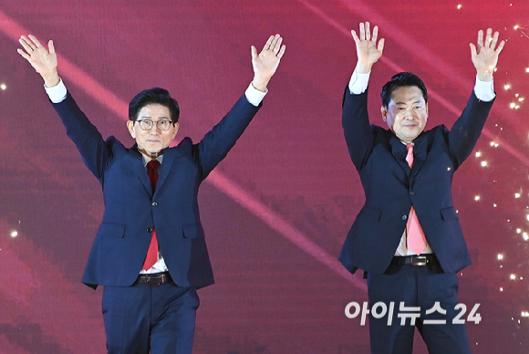 국민의힘 당 대표 결선 진출자 김문수, 장동혁 후보가 22일 오후 청주 오스코에서 열린 제6차 전당대회에서 기념촬영을 하고 있다. [사진=곽영래 기자]