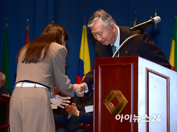 이중근 부영그룹 회장 겸 대한노인회장이 26일 서울 중구 대한상공회의소 국제회의장에서 열린 '우정교육문화재단 2026년 제1학기 장학금 수여식'에 참석해 국내 대학에서 수학 중인 외국인 유학생들에게 장학금을 지급하고 있다. [사진=정소희 기자]