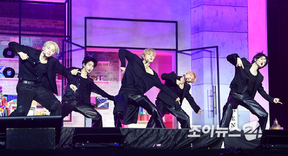  가시덤불에 잠시 바람이 멈췄을 때' 발매 기념 쇼케이스에서 타이틀곡 '하루에 하루만 더' 무대를 선보이고 있다. [사진=정소희 기자]