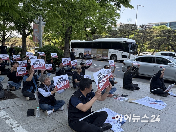 LG전자 사람중심 사무직 노동조합이 30일 오전 서울 여의도 LG트윈빌딩 앞에서 '사무직 권익 침해 규탄 집회'를 열었다. [사진=권서아 기자]