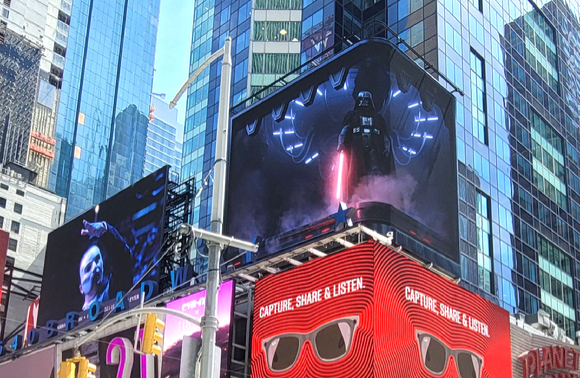 LG전자가 뉴욕 타임스스퀘어(Times Square)에 있는 전광판을 통해 스타워즈 신작드라마를 활용한 LG 올레드 TV 광고 영상을 공개했다. [사진=LG전자]
