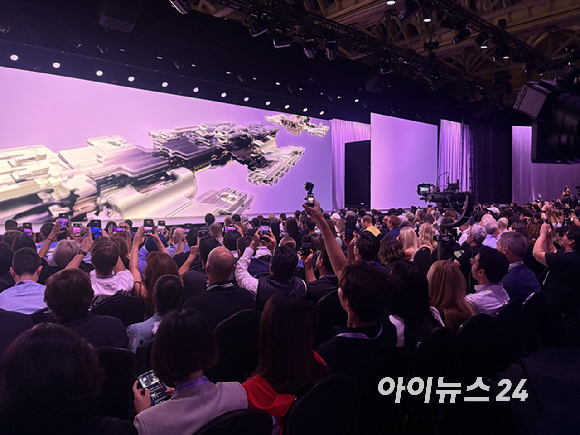 22일(현지시간) 영국 런던 올드 빌링스게이트 앞에서 '갤럭시 언팩 2026' 행사 시작을 앞두고 전 세계 미디어와 인플루언서들이 입장을 기다리고 있다. [사진=권서아 기자]