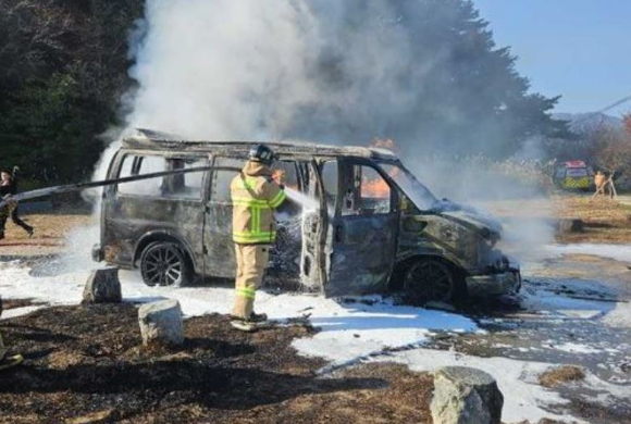 강원도 지역 차량 화재 현장에서 신원 미상의 시신이 잇따라 발견돼 경찰이 수사에 나섰다. 사진은 지난 4일 발생한 강원도 고성군 거진읍 차량 화재사고 현장. [사진=강원도소방본부]