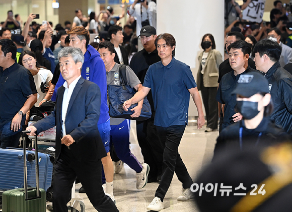 북중미월드컵 조별예선 탈락한 축구대표팀 홍명보 전 감독이 30일 오전 인천공항 제2청사를 통해 귀국하고 있다. [사진=곽영래 기자]