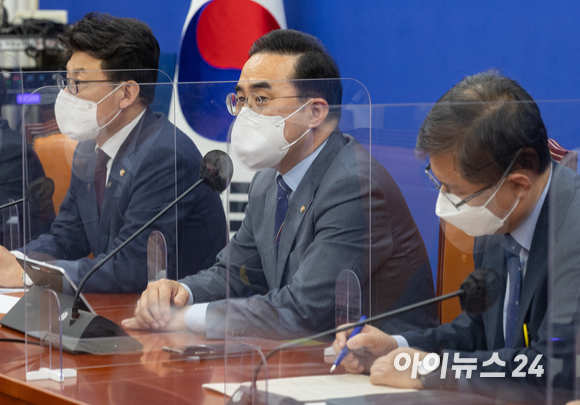 박홍근 더불어민주당 원내대표가 12일 오전 서울 여의도 국회에서 열린 원내대책회의에서 모두발언을 하고 있다. [사진=김성진 기자]