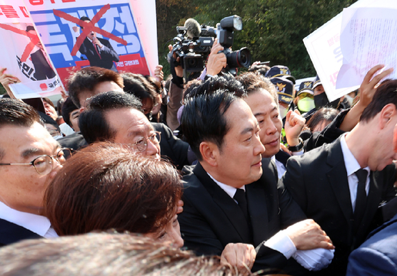 국민의힘 장동혁 대표가 6일 오후 광주 북구 국립5·18민주묘지에서 참배를 시도하고 있다. [사진=연합뉴스]