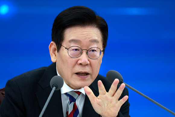 이재명 대통령이 18일 서울 용산구 국방부에서 열린 국방부&middot;국가보훈부 업무보고에서 발언하고 있다. 2025.12.18 [대통령실통신사진기자단] [사진=연합뉴스]