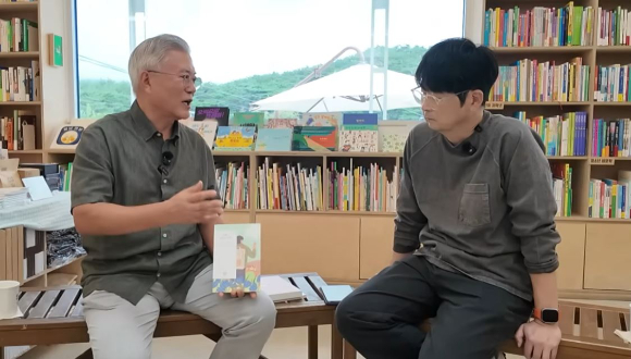 문재인 전 대통령이 유튜브 '평산책방'을 통해 책을 소개하고 있다. [사진=유튜브 '평산책방']