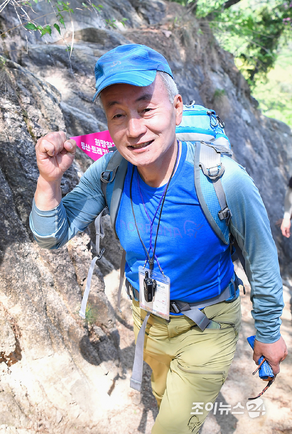 박동석 조이뉴스24 사장이 25일 서울 강북구 북한산에서 열린 산악인 오은선 대장과 함께하는 '제13회 희망찾기 등산&middot;트레킹 교실'에서 진달래 능선을 걷고 있다. [사진=곽영래 기자]