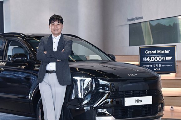 기아 김학준 선임 오토컨설턴트가 서울 강남구에 위치한 브랜드 체험공간 기아 360에서 기념 촬영을 하는 모습 [사진=기아]